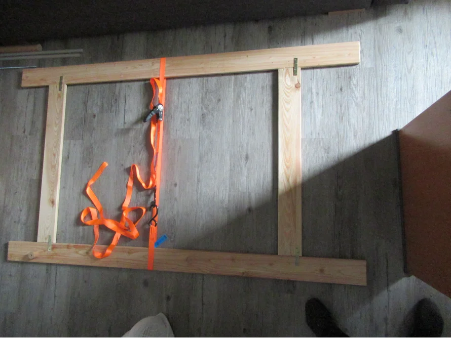 Holzrahmen mit Spanngurt