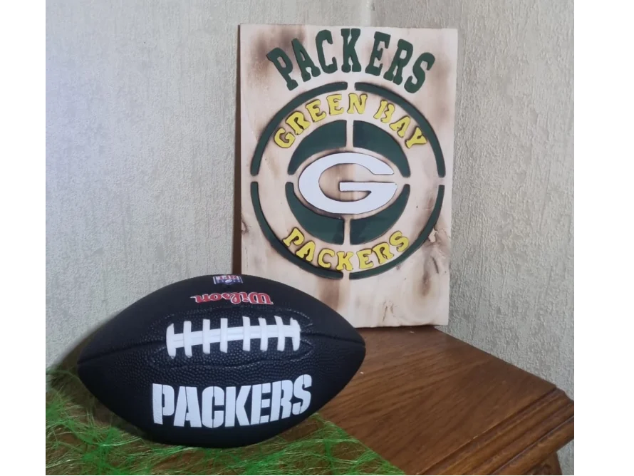 Ein Football und ein Holzschild eines Footballteams