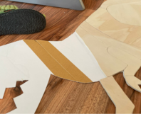 Einzelteile eines Holzaufbaus mit Klebeband