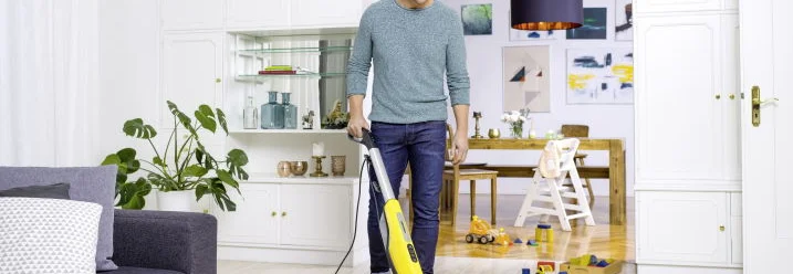 Person reinigt Boden mit Dampfreiniger