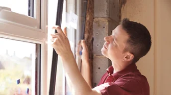 Person setzt Fenster ein