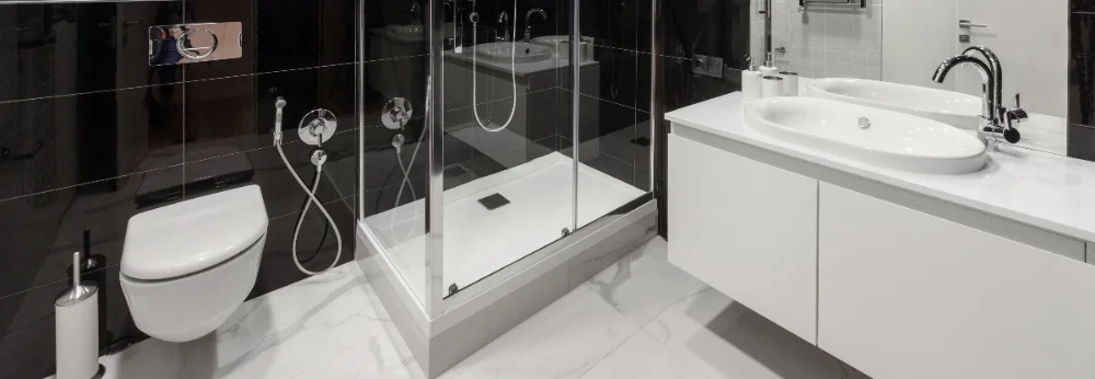 Modernes Badezimmer mit schwarzer Dusche und weißem Waschbecken