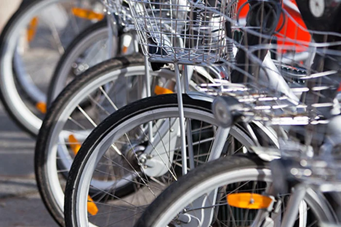Eine Reihe von Fahrrädern