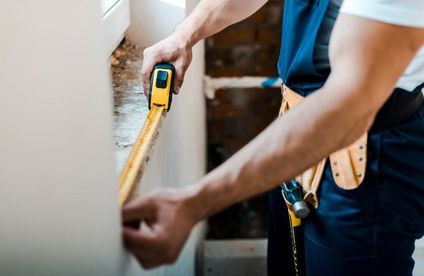 Fläche ausmessen Mann vermisst Bad mit Messband