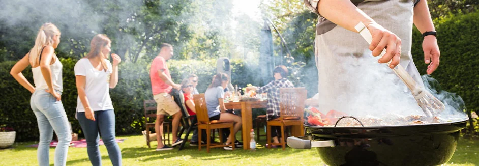 Personen beim Grillen im Garten