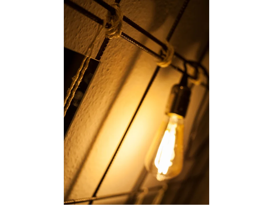 Glühbirne an Stahlkonstruktion