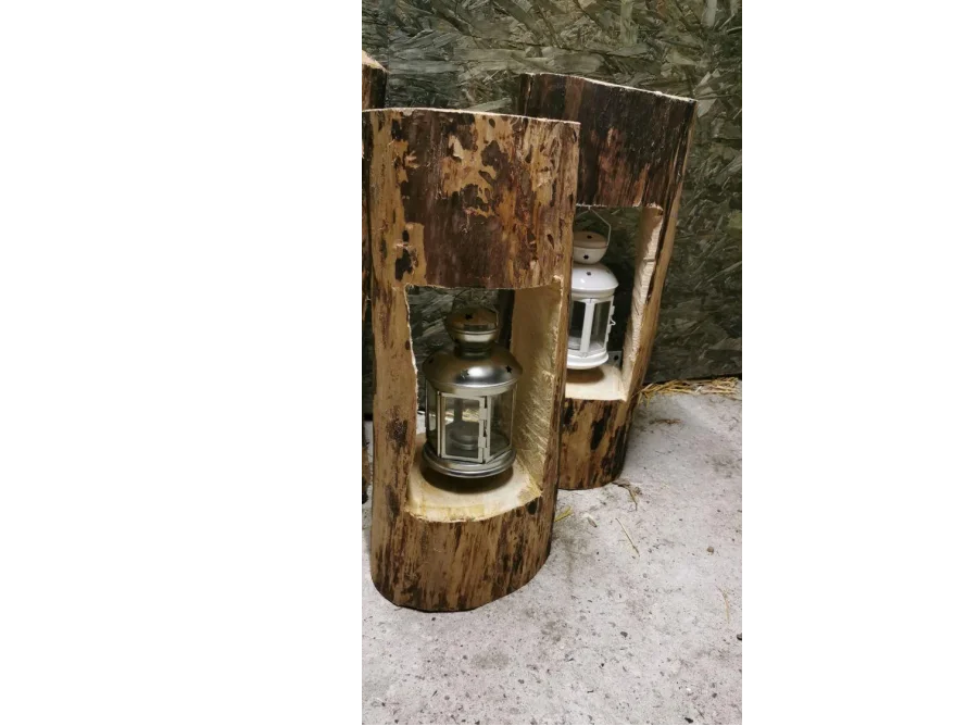 Zwei Laternen in Holzstämmen
