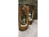 Zwei Laternen in Holzstämmen
