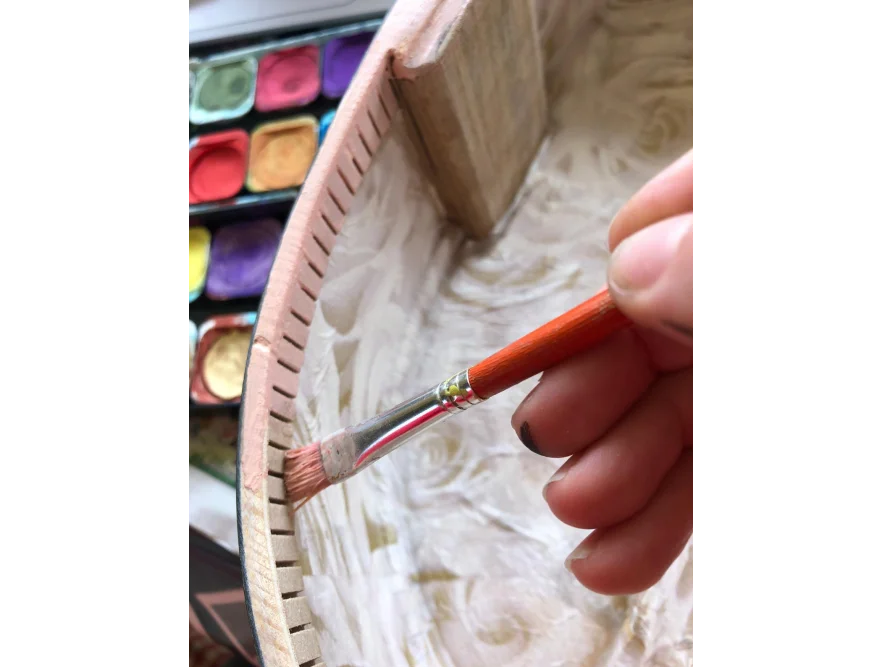 Person bemalt Holz mit Pinsel