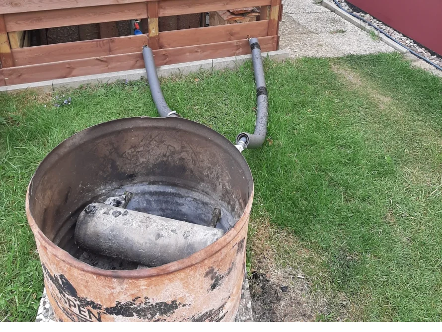 Rohrleitung an Regentonne