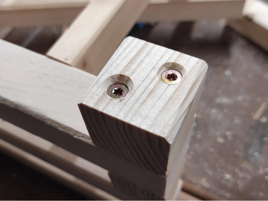 Zwei Schrauben in einem Holzstück