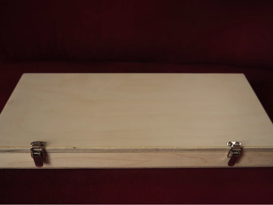 Holzkiste mit Verschlüssen