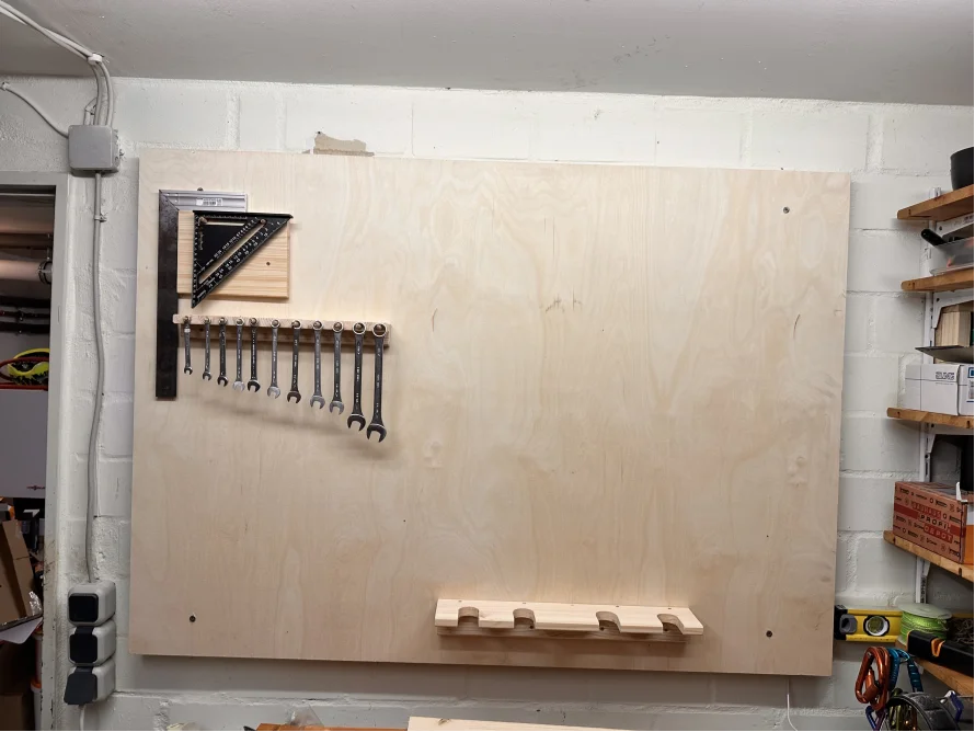 Werkzeugwand mit Schraubenschlüsseln