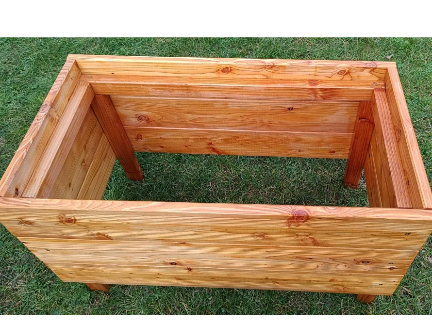 Leeres Hochbeet aus Holz