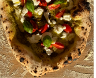 Pizza mit Pesto, Tomaten und Burrata