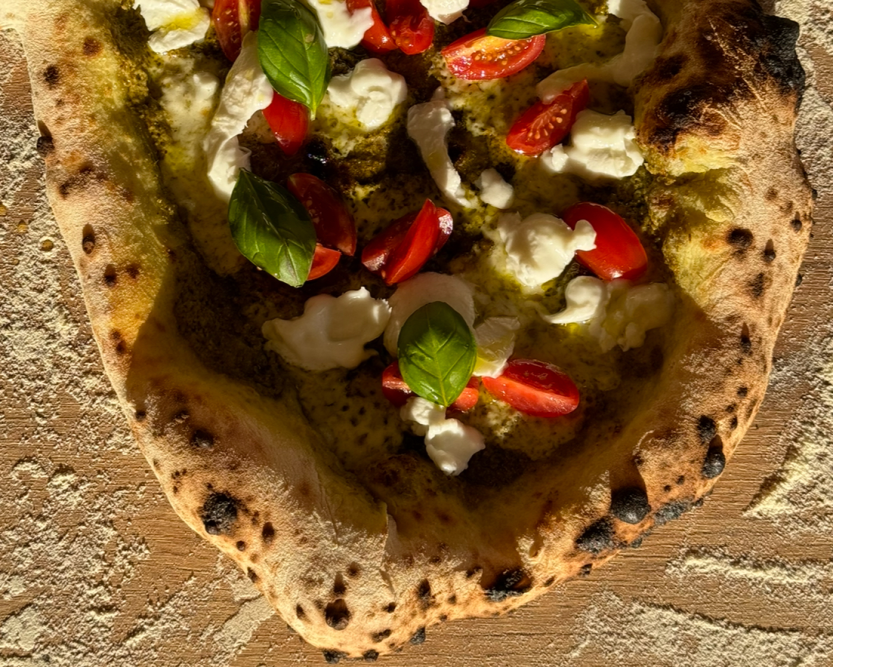 Pizza mit Pesto, Tomaten und Burrata