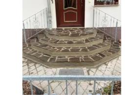 Bruchsteintreppe vor einer Haustür