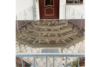 Bruchsteintreppe vor einer Haustür