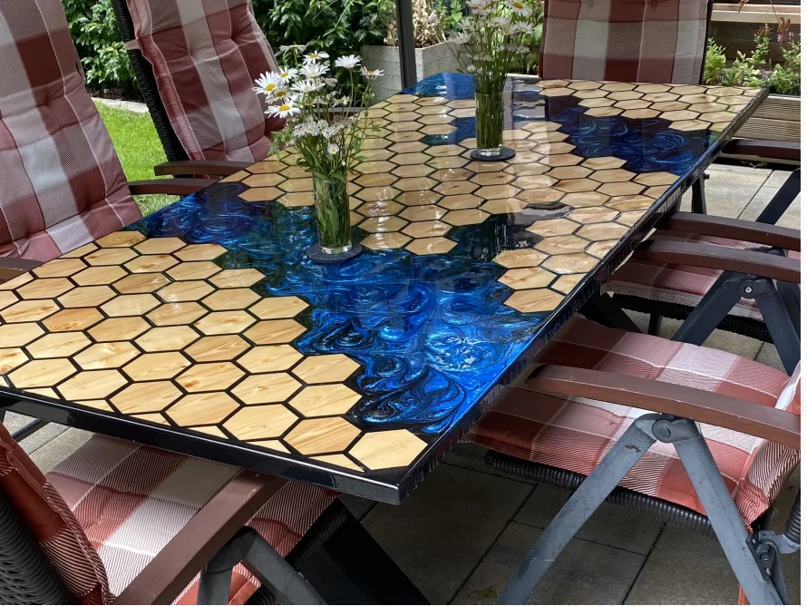 Tisch mit Wabenmuster und blauem Einsatz