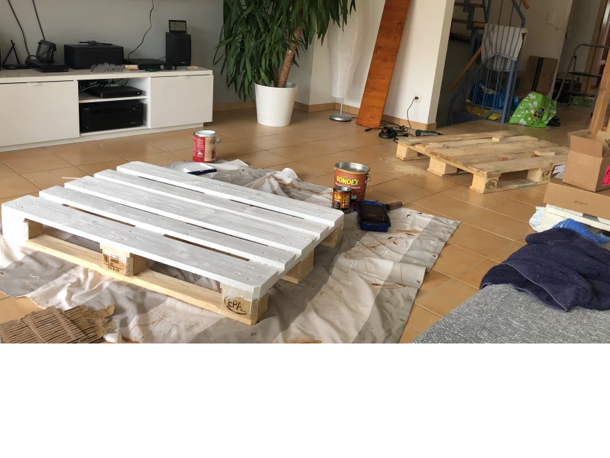 Zwei gestrichene Holzpaletten