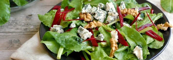 Bunter Salat mit Mangold, Roter Bete, Walnüssen und Käse