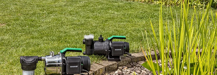 Zwei Gartenpumpen am Gartenteich