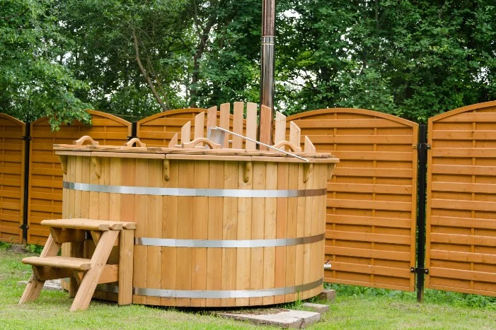 Hölzerner Badezuber im Garten