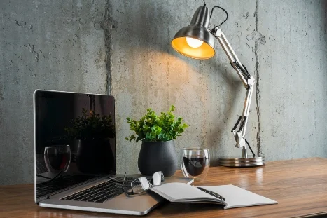 Arbeitsplatz mit Laptop und Schreibtischlampe
