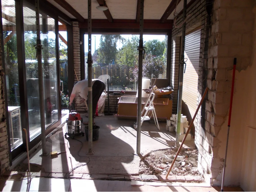 Person reinigt einen Raum mit Staubsauger