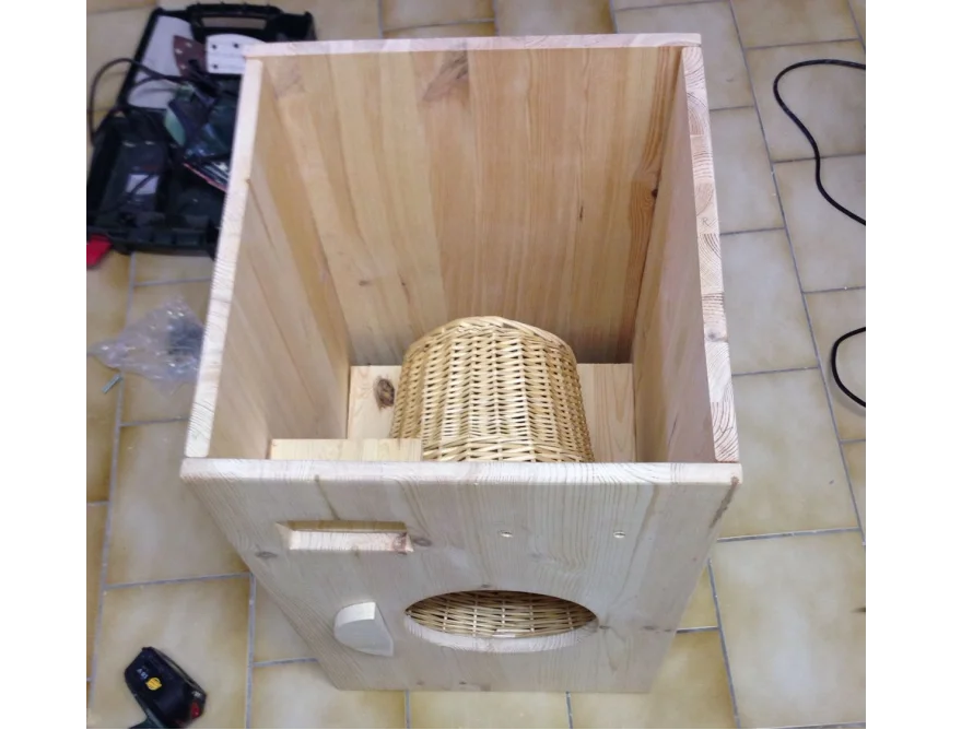 Rohbau eines Katzenhauses aus Holz mit Weidenkorb