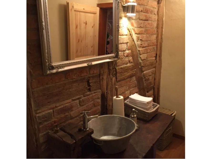 Rustikales Badezimmer mit Waschschüssel