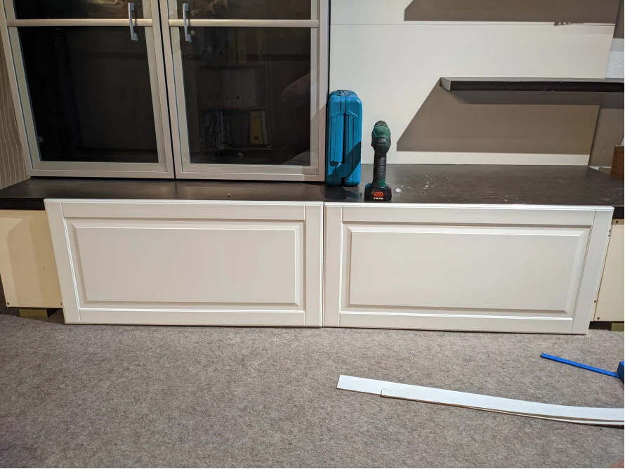 Zwei Schränke werden mit einem Akkuschrauber montiert