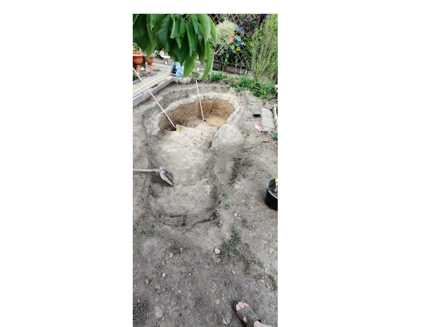 Teich im Bau mit Schaufel