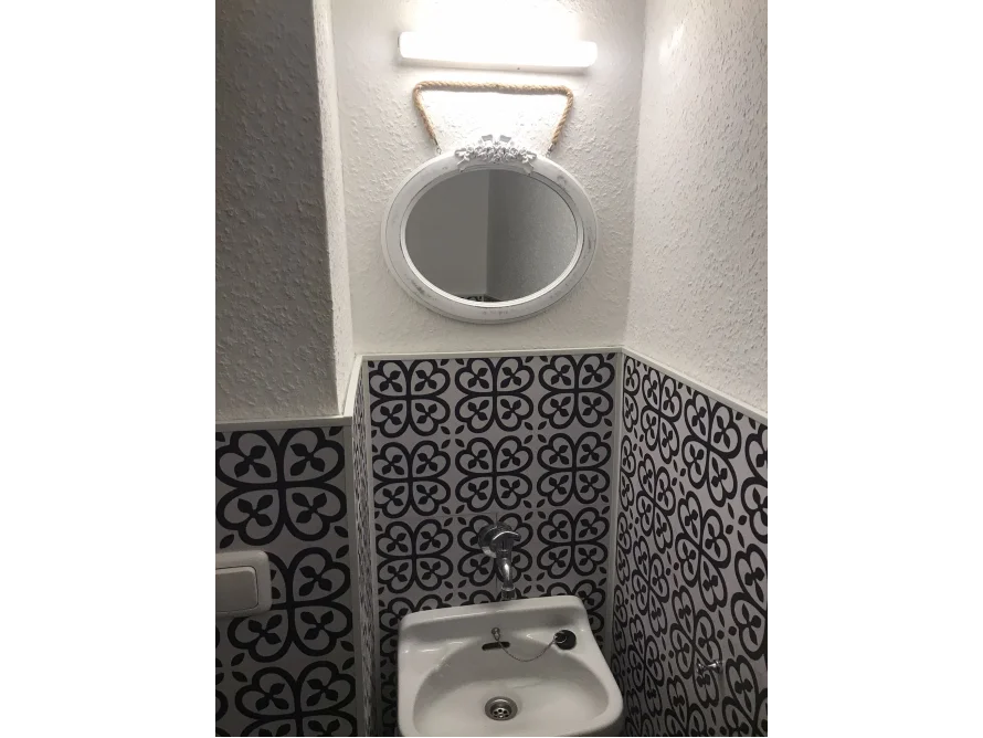 Badezimmer mit gemusterten Fliesen