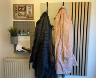 Garderobe mit Jacken und Familienfotos