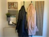 Garderobe mit Jacken und Familienfotos