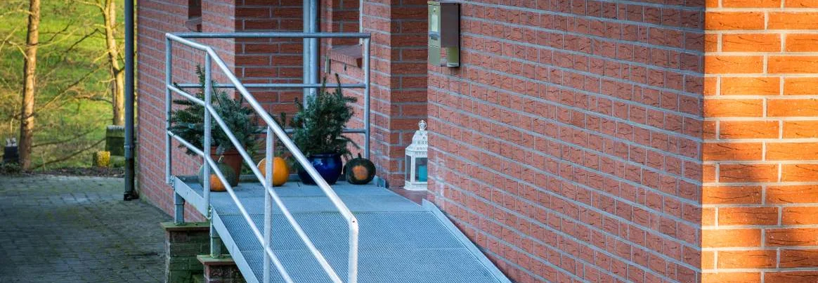 Rollstuhlrampe am Haus