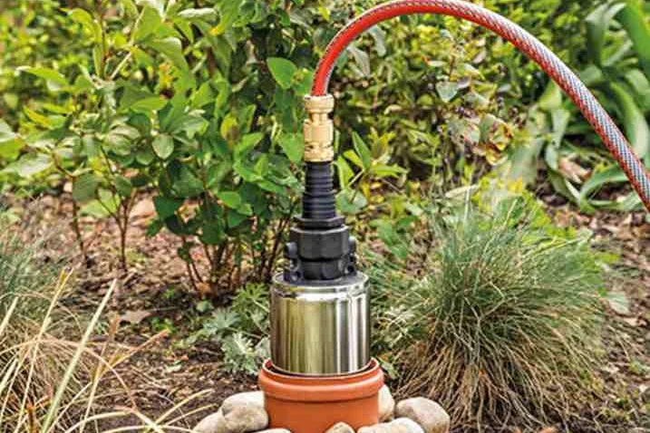 Brunnenpumpe im Garten