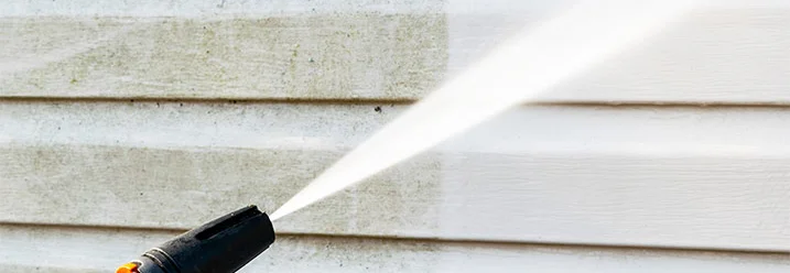 Reinigung einer Hausfassade mit Hochdruckreiniger