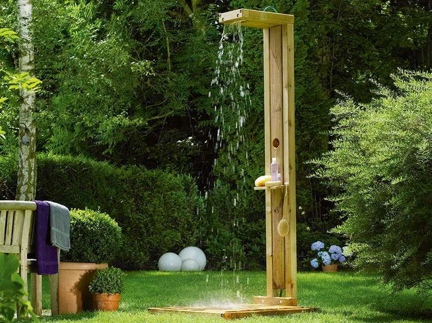 Holzdusche im Garten mit laufendem Wasser