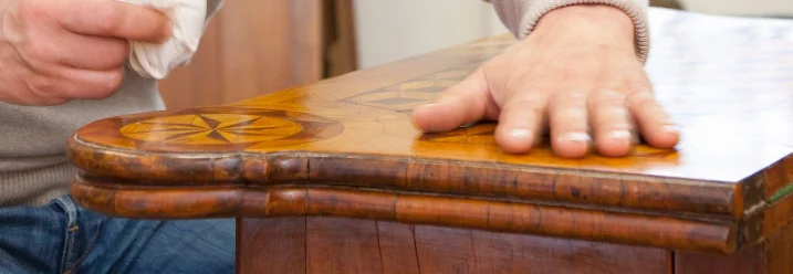 Person poliert Holzoberfläche