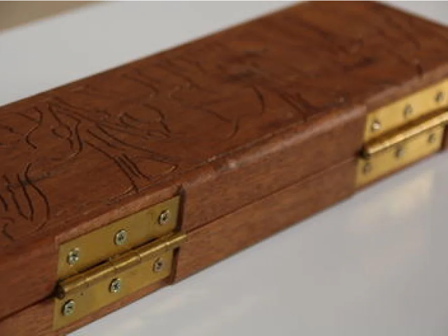 Geschnitzte Holzkiste mit Messingscharnieren