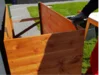 Hand baut ein Gartenhaus aus Holz