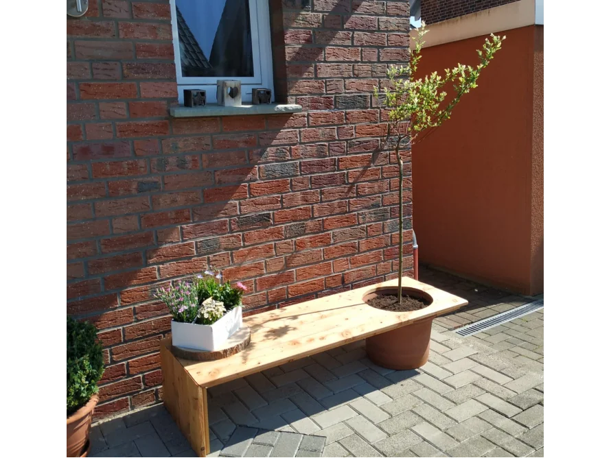 Holzbank mit integriertem Blumentopf