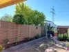 Garten mit Holzzaun und Gartenhaus