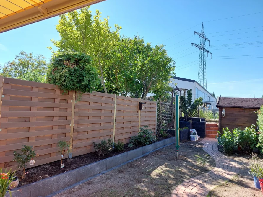 Garten mit Holzzaun und Gartenhaus