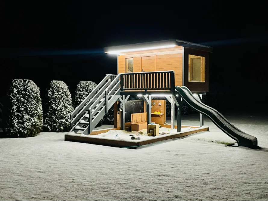 Spielhaus mit Rutsche im Schnee