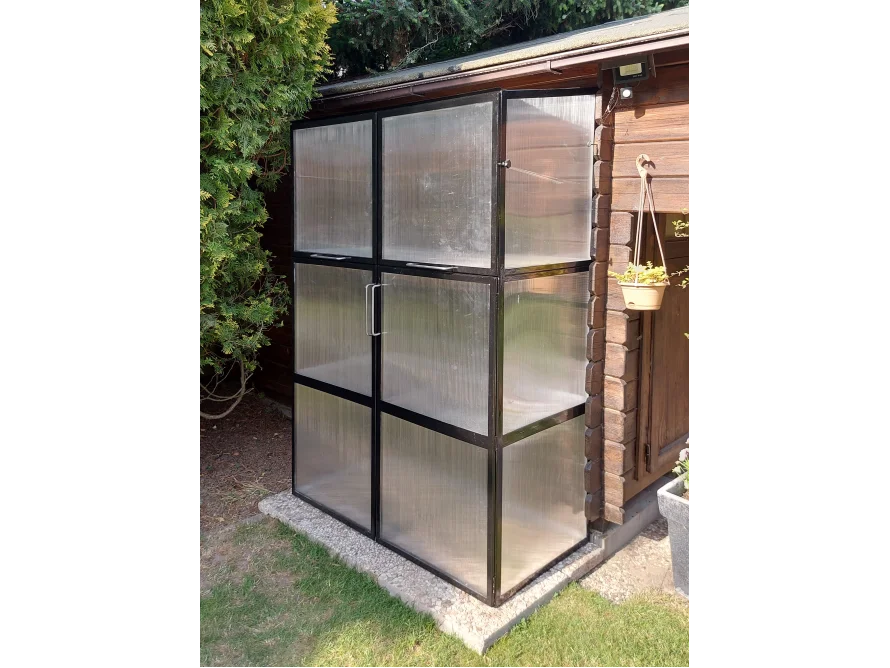 Kleines Gewächshaus an Hauswand