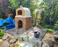 Im Bau befindlicher Pizzaofen im Garten