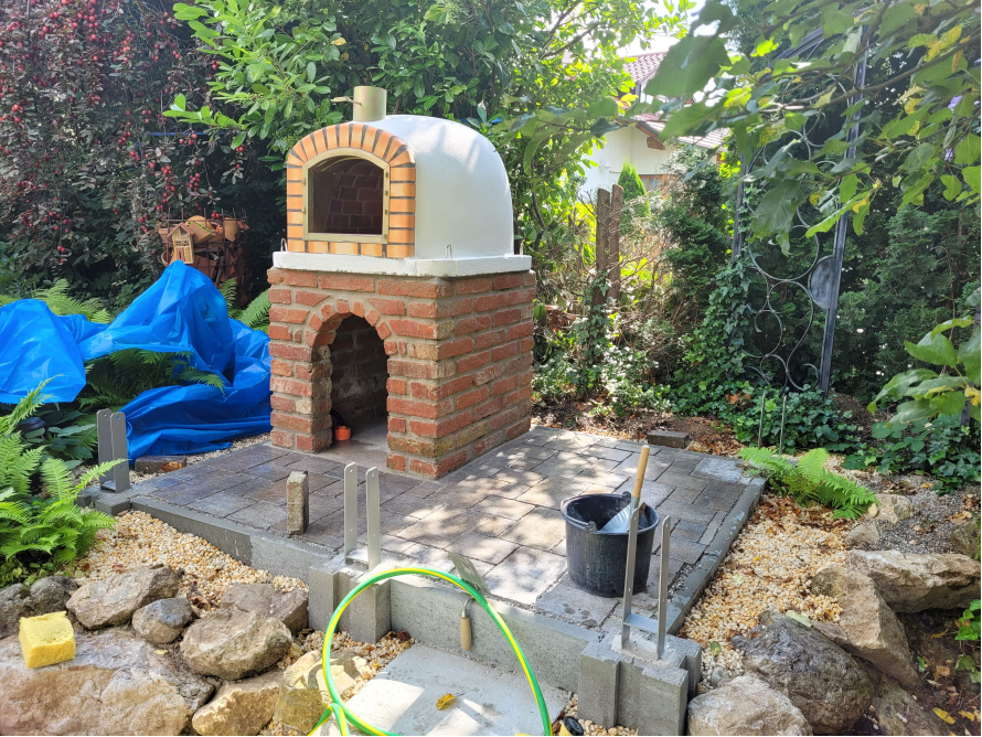 Im Bau befindlicher Pizzaofen im Garten